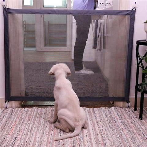 Barrera de seguridad enrollable para perro instalada en una puerta