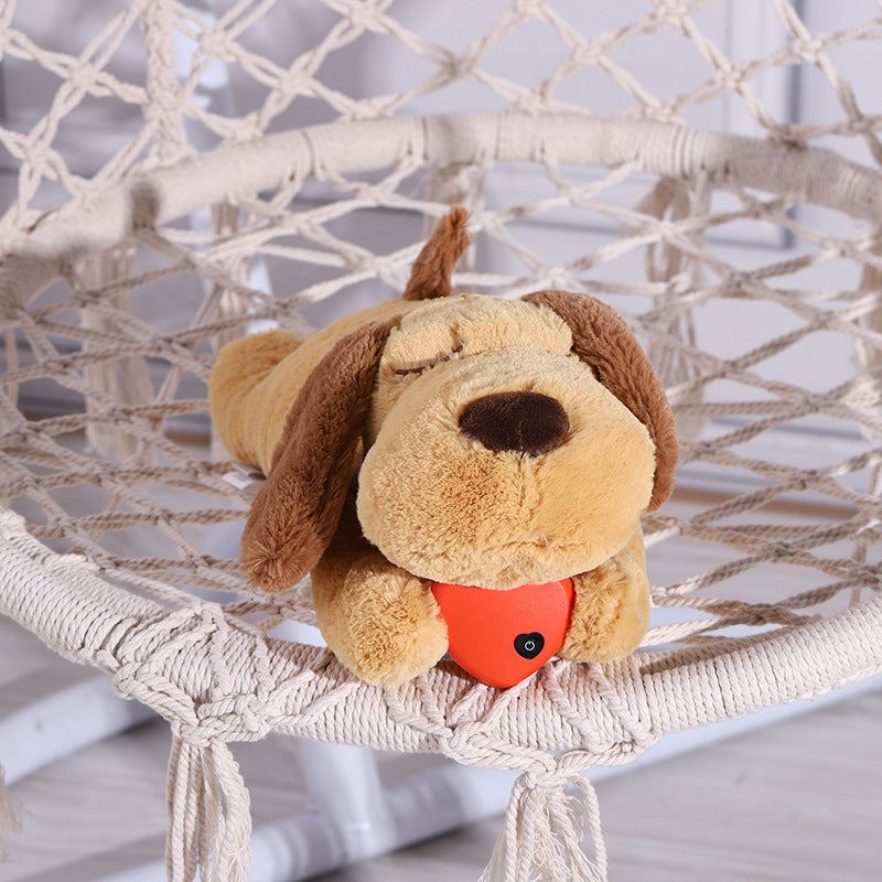 El peluche con latido tumbado en una cesta