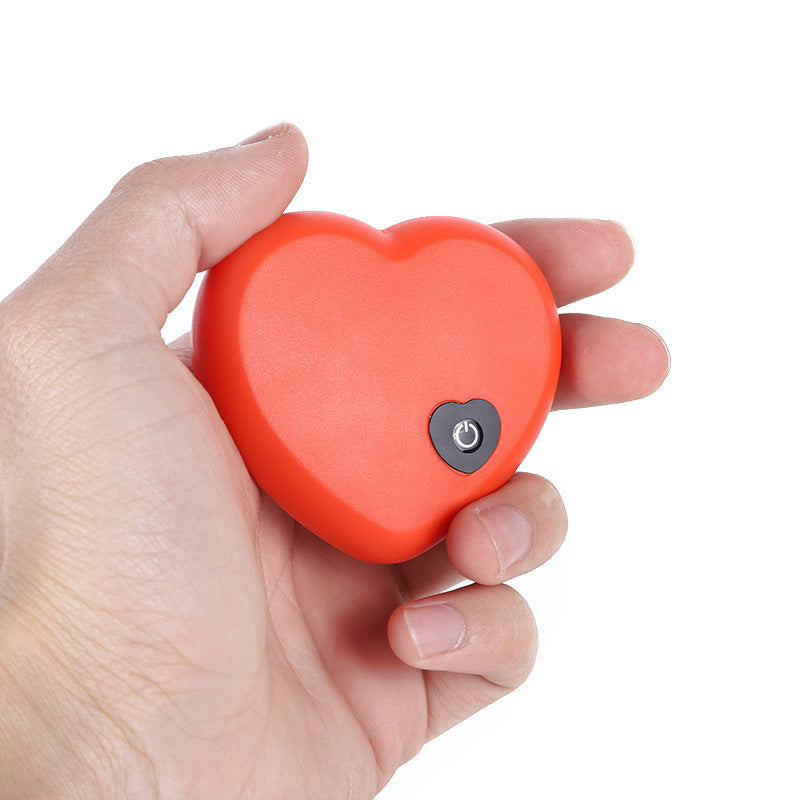 El corazón que late en la mano, con su botón de encendido