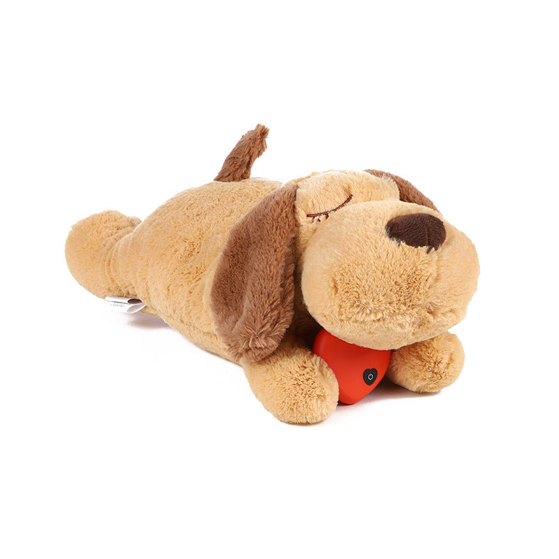 Peluche de perro dormido con el corazón rojo entre las patas