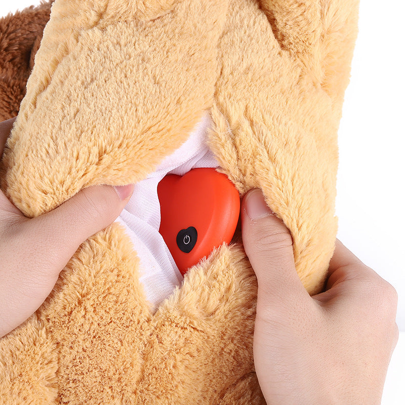 El corazón que late, metido en el hueco de la tripa del peluche