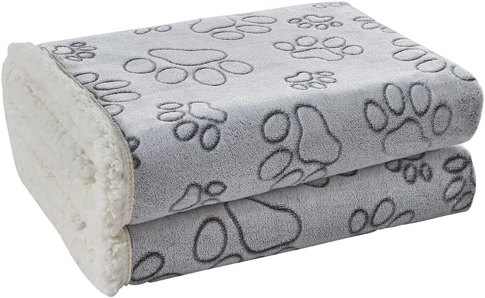 Manta impermeable gris con estampado de huellas, doblada