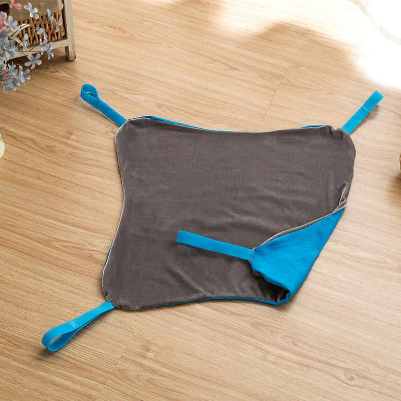 Hamaca azul extendida, con una cinta en cada esquina