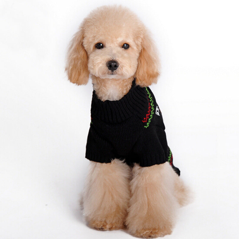 Caniche sentado con el jersey negro de reno