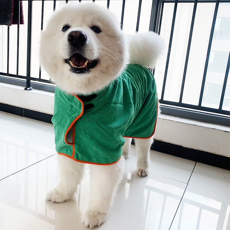 Perro recién bañado con el albornoz de secado puesto
