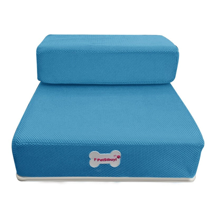 Escalera plegable de espuma para perro junto a un sofá