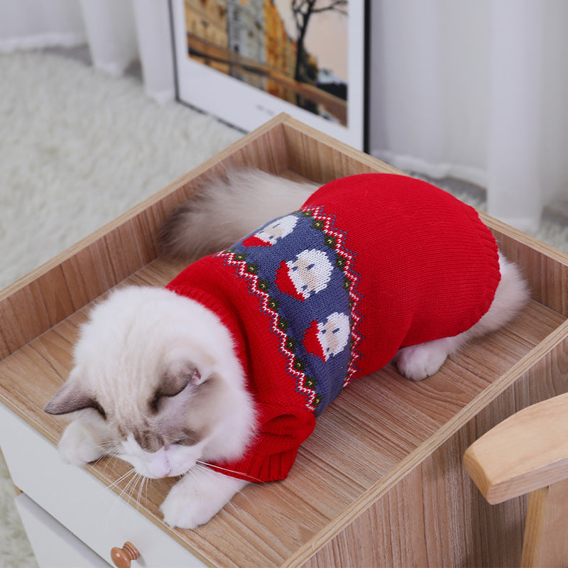 Gato tumbado con el jersey rojo de Papá Noel