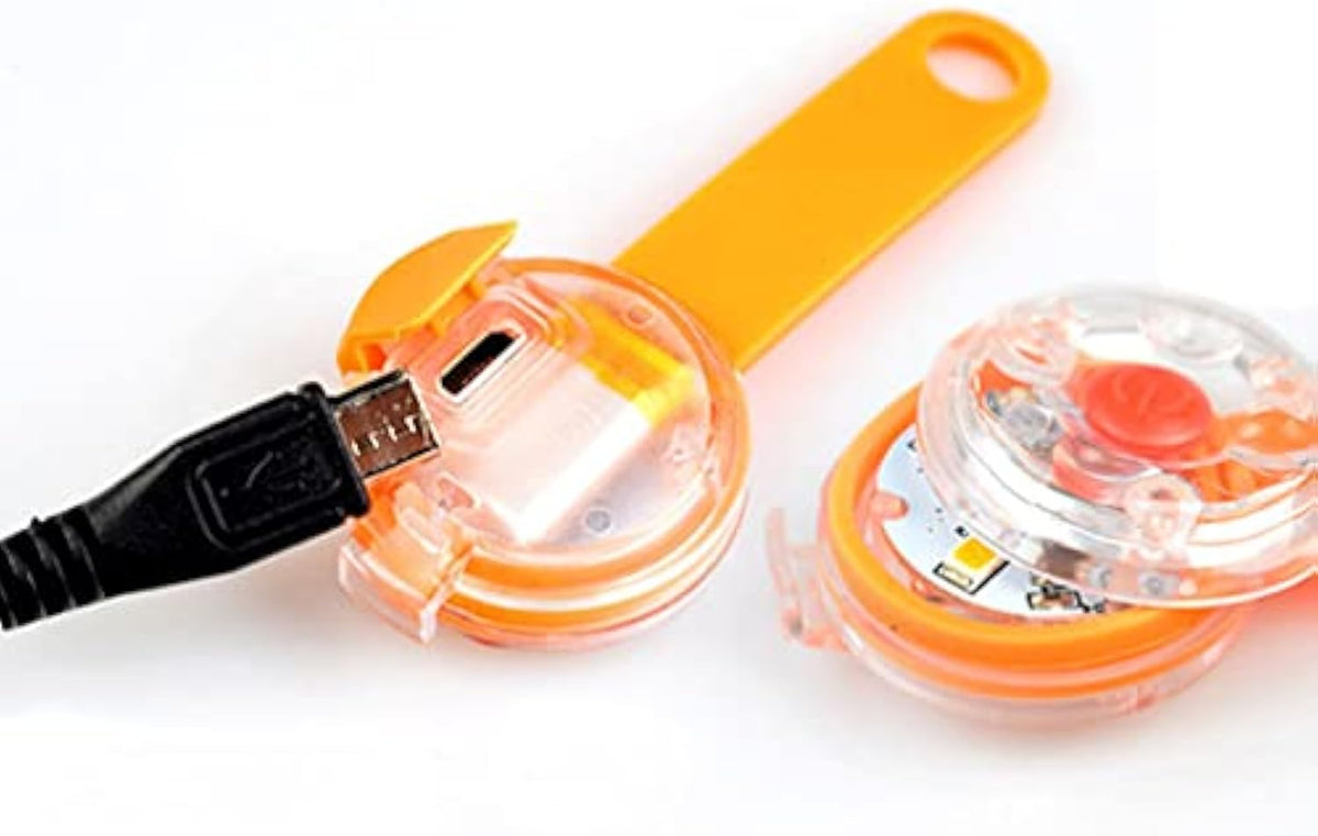 Luz LED abierta cargándose con el cable USB