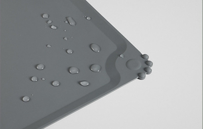 Gotas de agua sobre la alfombrilla sin traspasar la silicona
