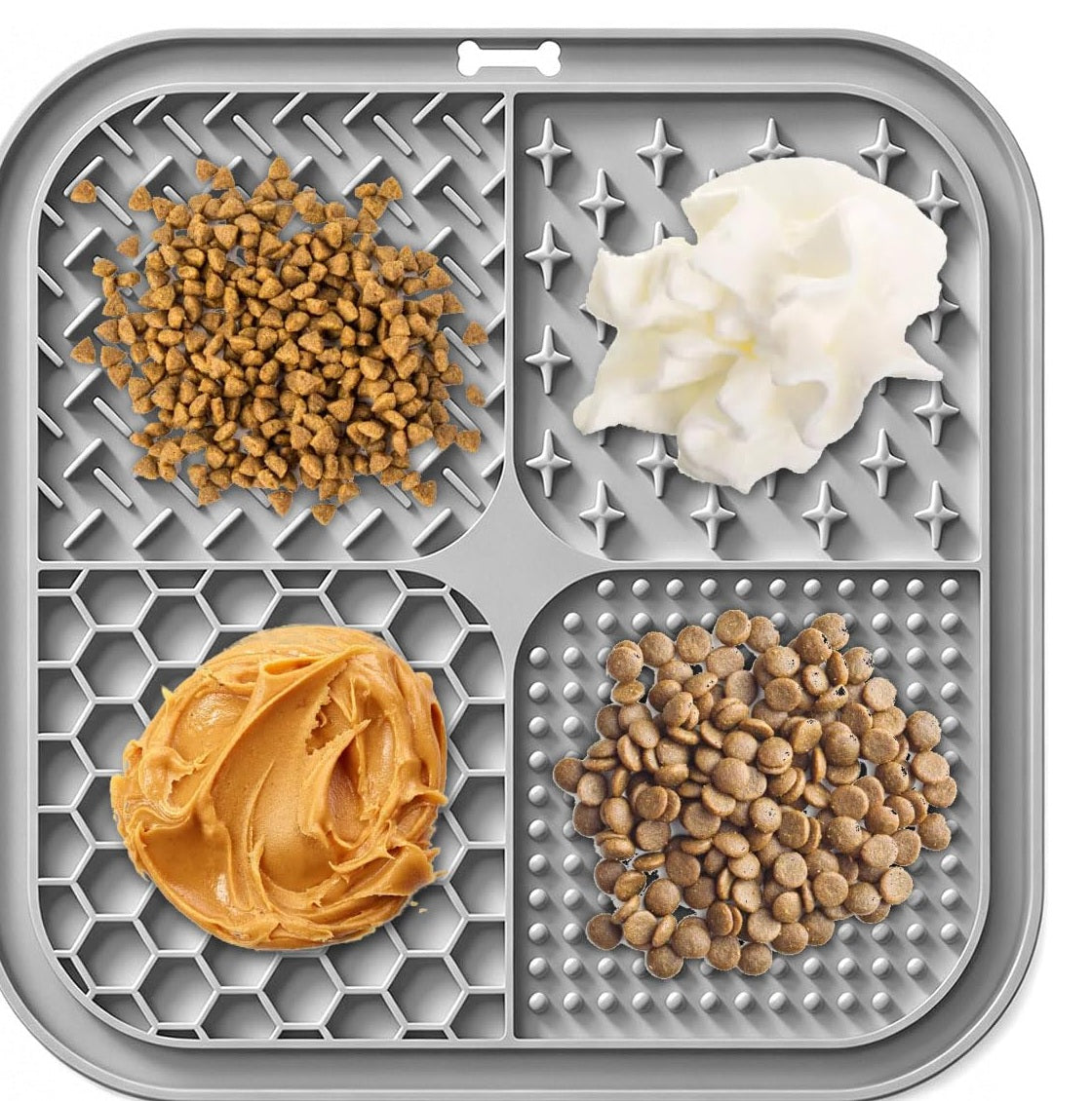 Los cuatro huecos de la alfombrilla con pienso, yogur y crema de cacahuete
