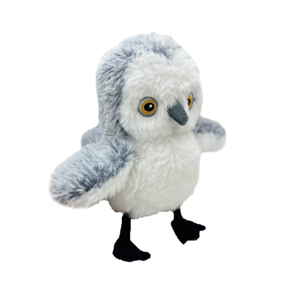 Búho de peluche gris y blanco con las alas abiertas