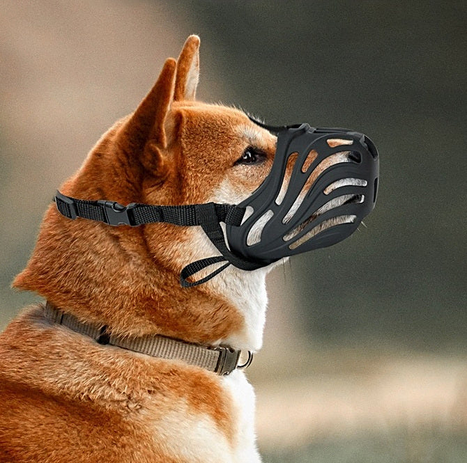 Perro shiba con el bozal de cesta negro puesto, con la boca libre