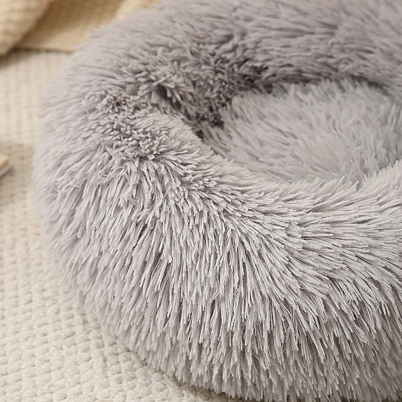 Detalle del pelo largo y del borde alto de la cama
