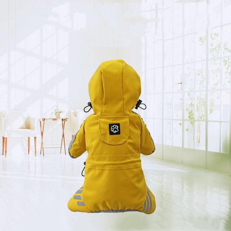 El chubasquero amarillo visto por detrás en una habitación con luz de ventana