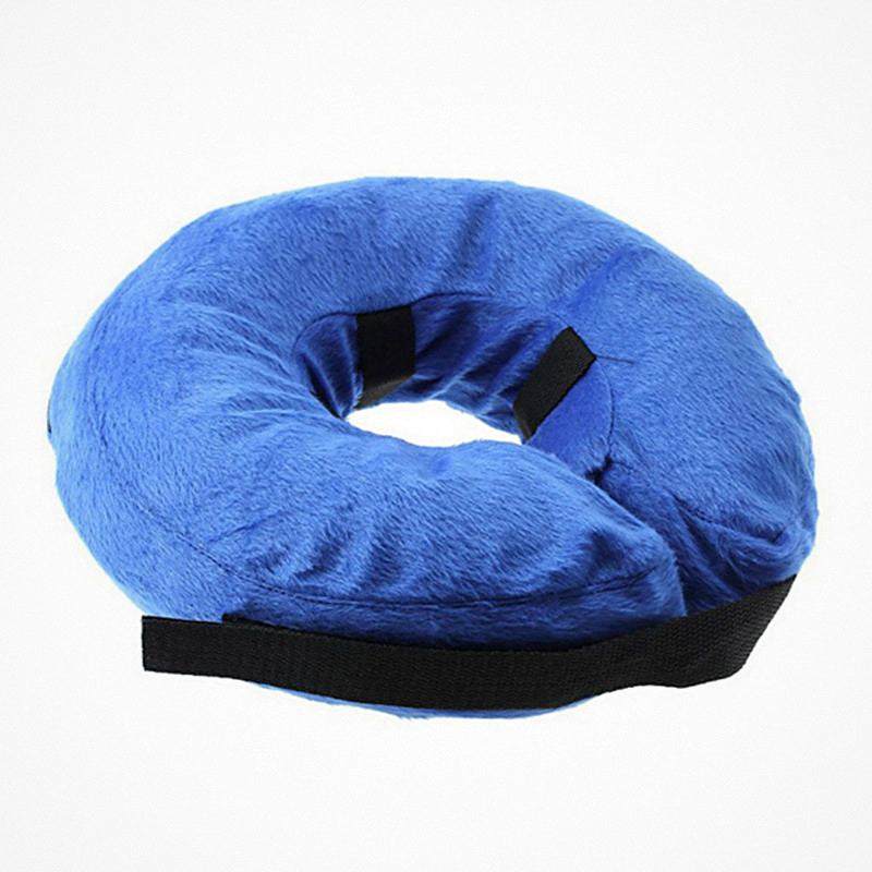 Collar inflable azul de felpa visto de frente