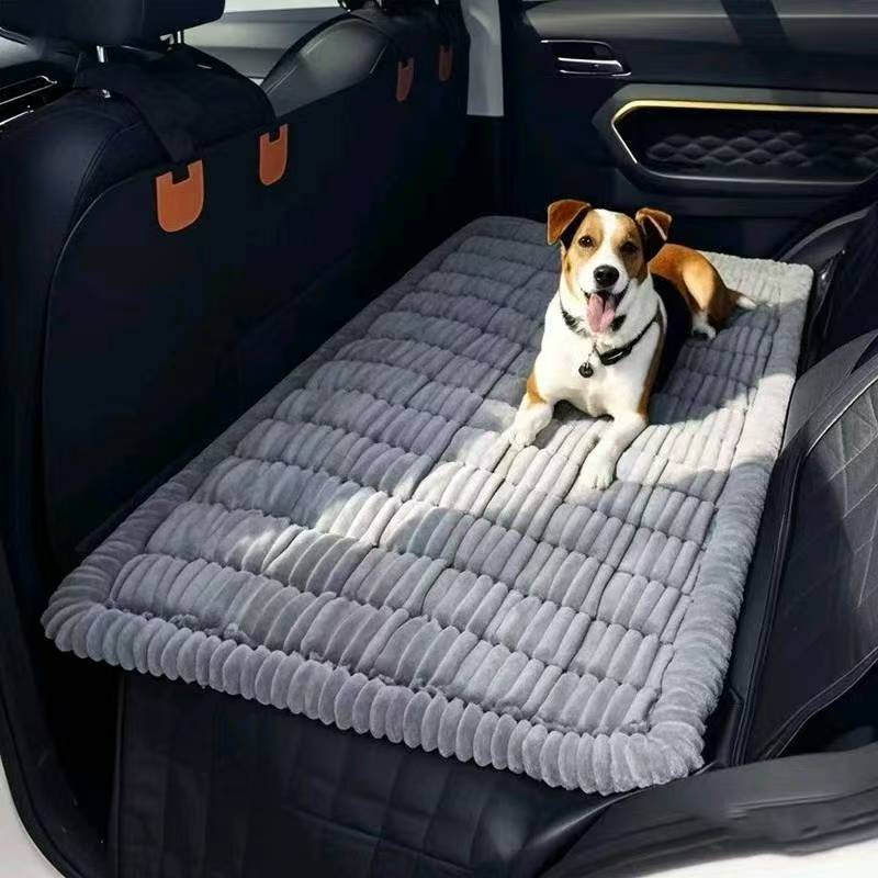 Funda de asiento de coche para perro instalada