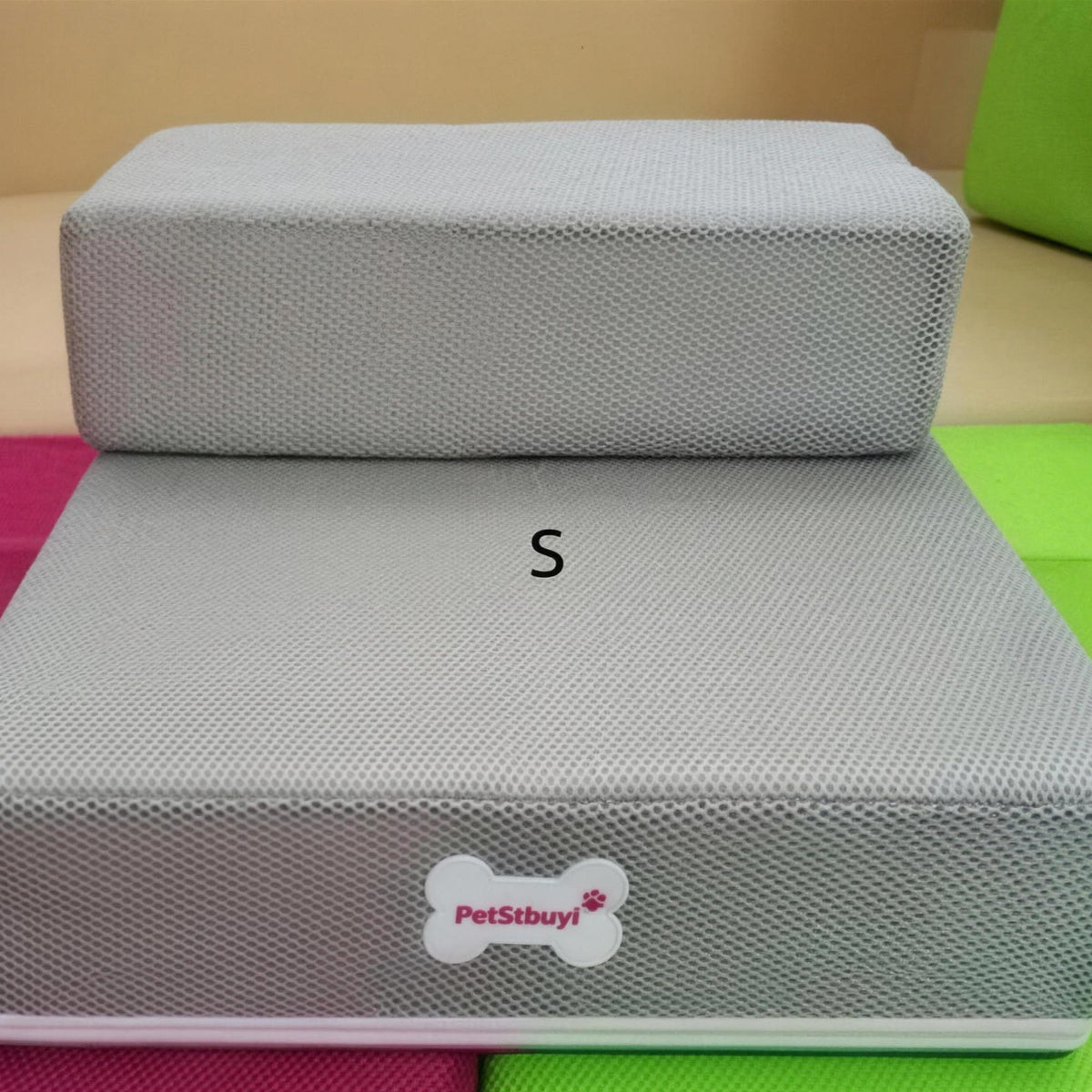 Escalera de espuma gris de dos escalones para perro, con funda de malla transpirable