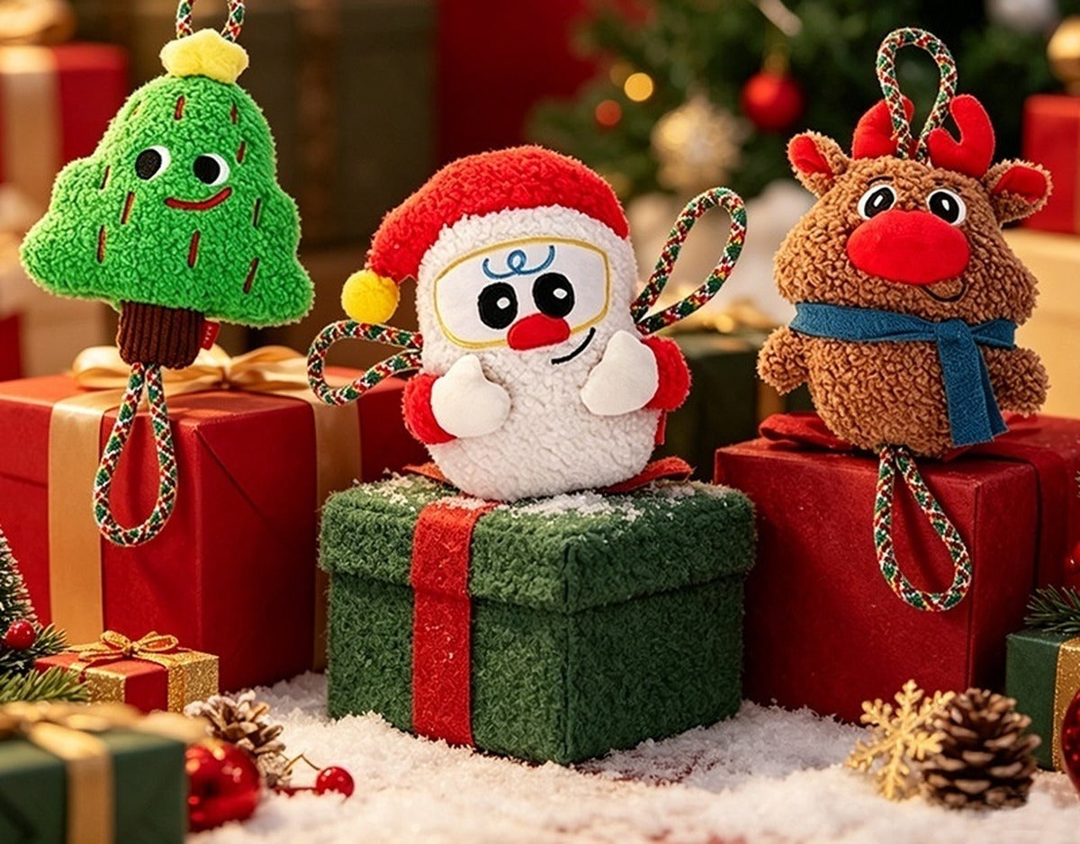 Los tres mordedores de Navidad entre regalos