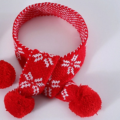 Bufanda de punto roja con copos de nieve y pompones rojos
