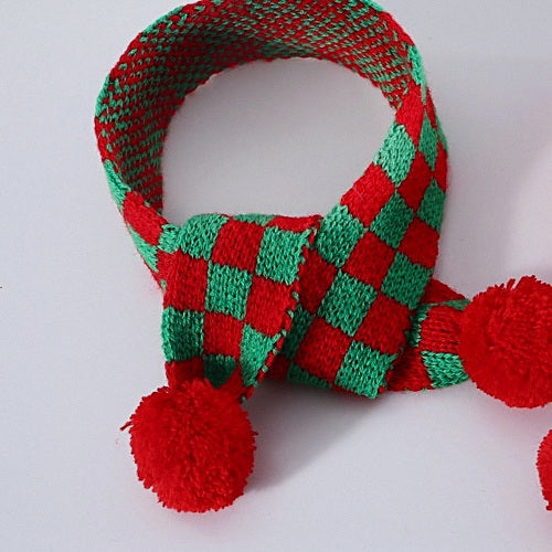 Bufanda de punto de cuadros verdes y rojos con pompones