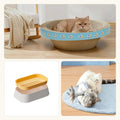 Las tres piezas del pack: el rascador redondo con un gato dentro, el kit de hierba gatera y un gato jugando con el pez