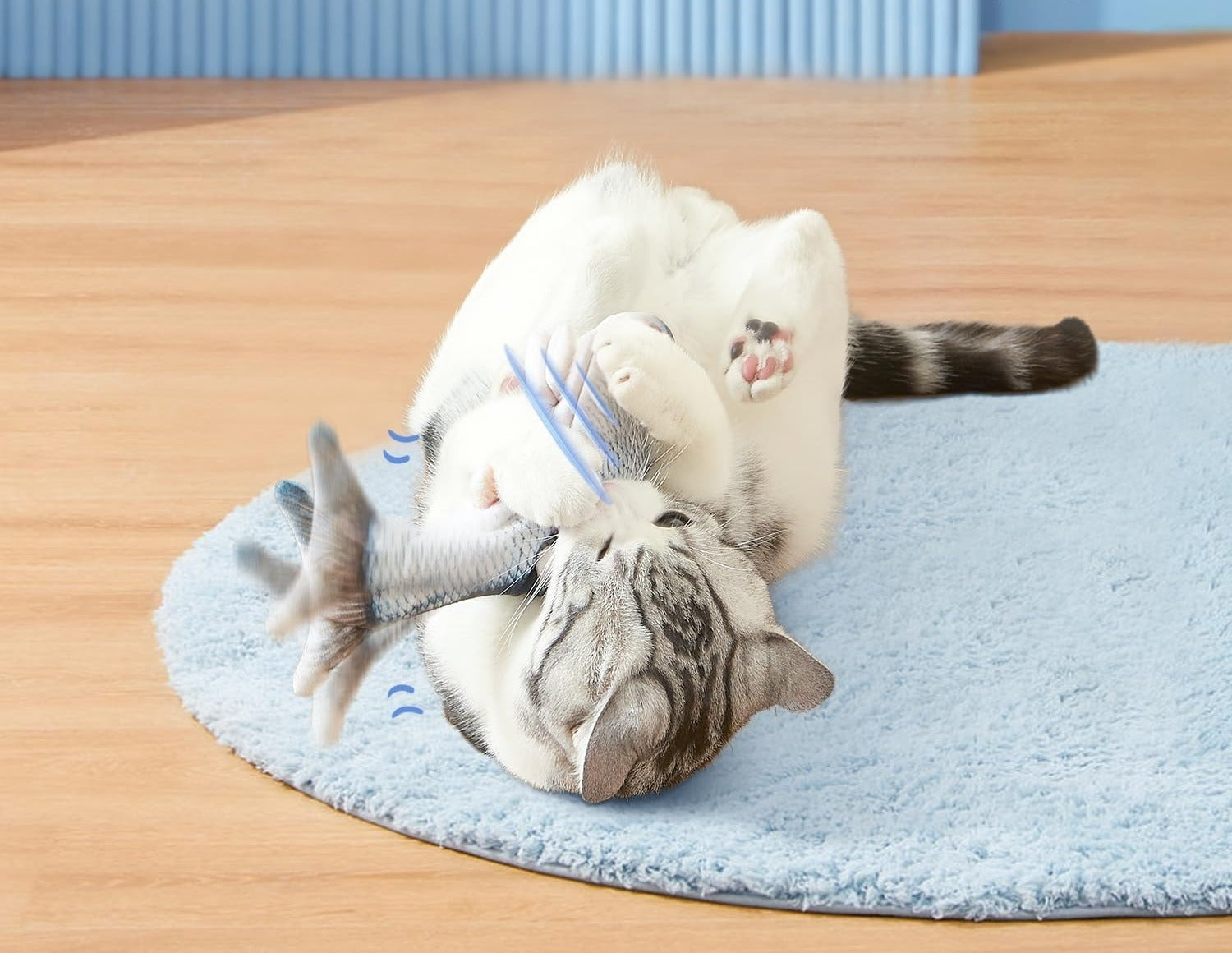 Gato abrazando el pez y dando patadas