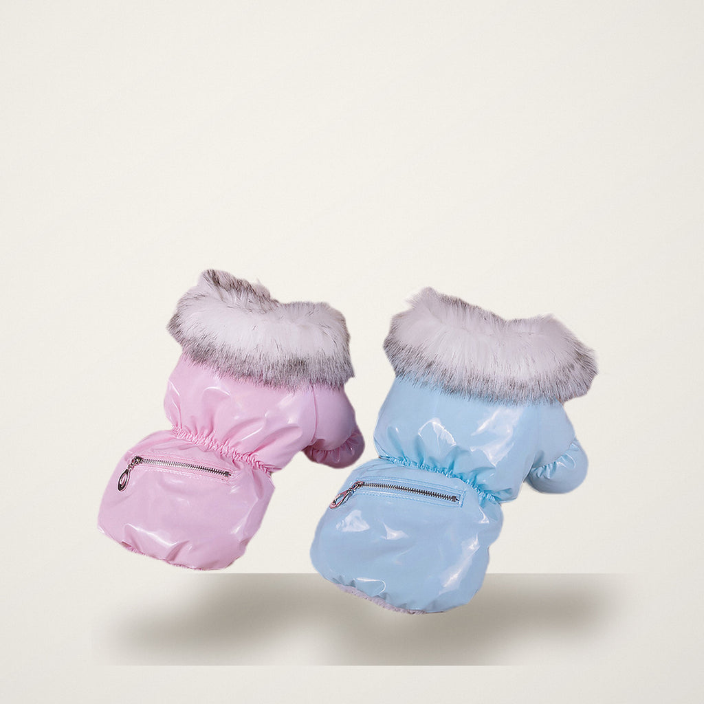 El plumífero en azul y en rosa sobre fondo crema, con el cuello de pelo y la capucha