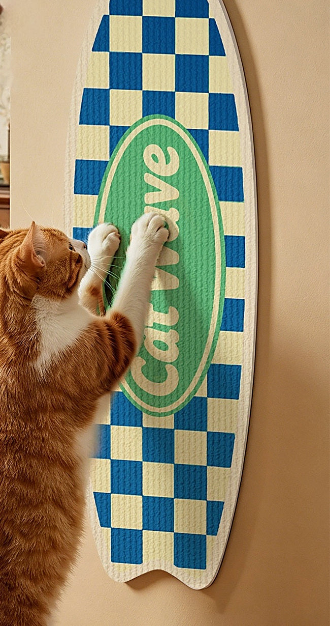 Detalle de las uñas del gato sobre la fibra prensada de la tabla