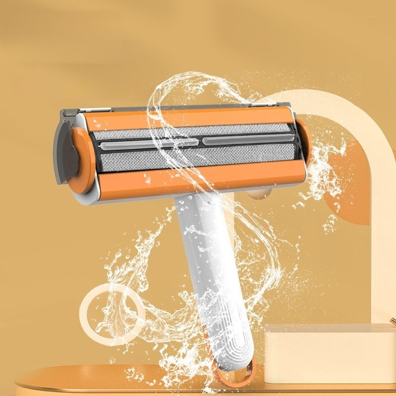 Rodillo quitapelos bajo el grifo: se lava con agua