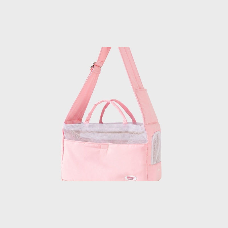 El transportín en color rosa, con la bandolera extendida
